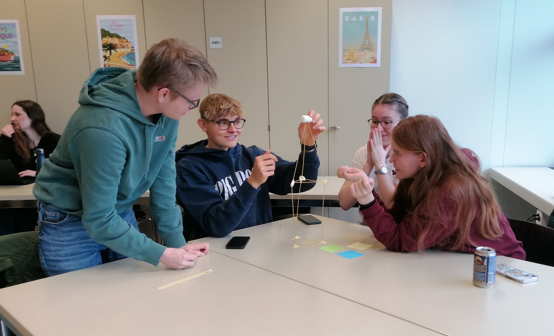 Klassenzimmer mit kreativer Gruppenaktivität