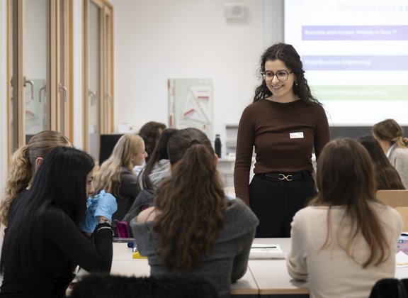 Modulverantwortliche am TecDay steht vor der Klasse. Vor ihr sind zwei Reihen mit Schüler:innen.