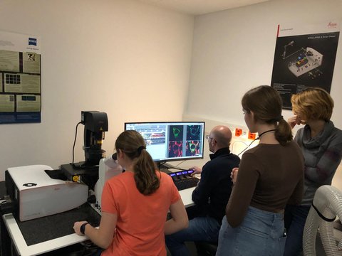 Laborumgebung mit moderner Mikroskopietechnologie