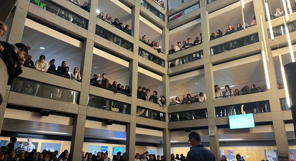 Mehrstöckiges Atrium voller Zuschauer